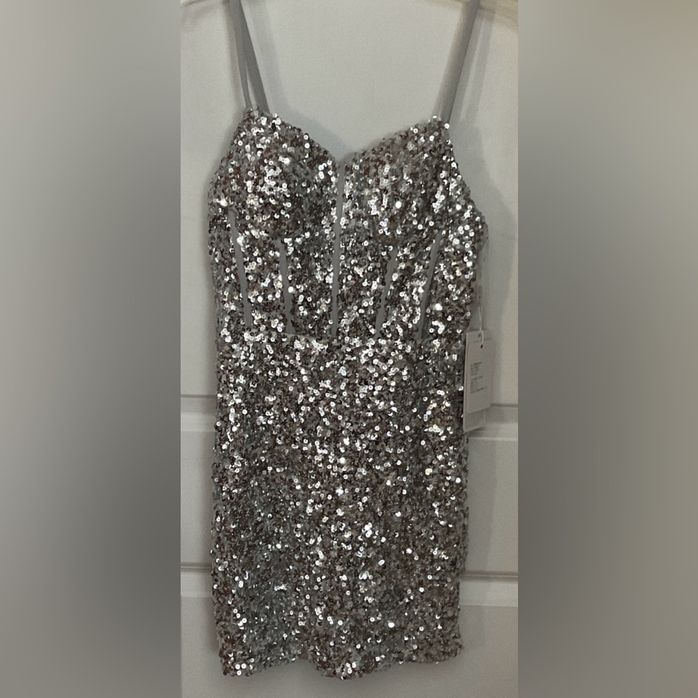 Sheath/Column V Neck Short/Mini Sequined Prom Dress - Picture 2 of 8